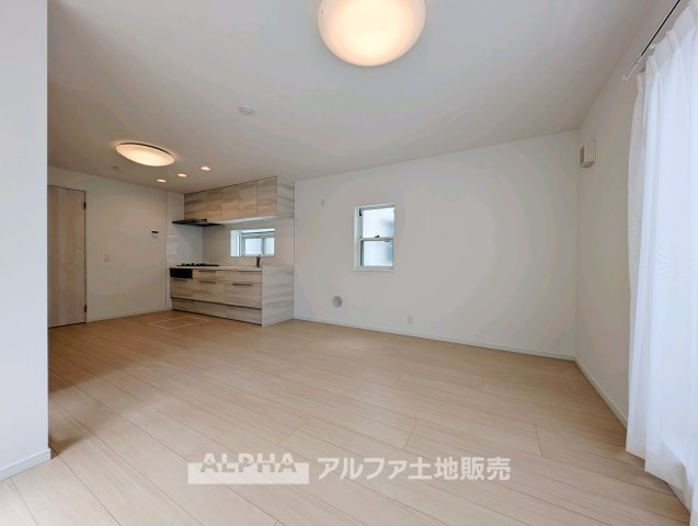府中市日新町 中古戸建ての居間・リビング|【Comfortable Living】
◆過ごし方が広がる◆約14.2帖のLDKは、家具の配置を工夫して食事とくつろぎの空間を分けることも可能。家族それぞれが思い思いに過ごせるリビングです。