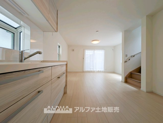 府中市日新町 中古戸建てのキッチン|【Kitchen】
◆毎日の料理を快適に◆調理スペースをしっかり確保した使い勝手の良いキッチン。収納も備えているため、調理器具や食器類を整理しやすく、毎日の料理や後片付けもスムーズに行えます。