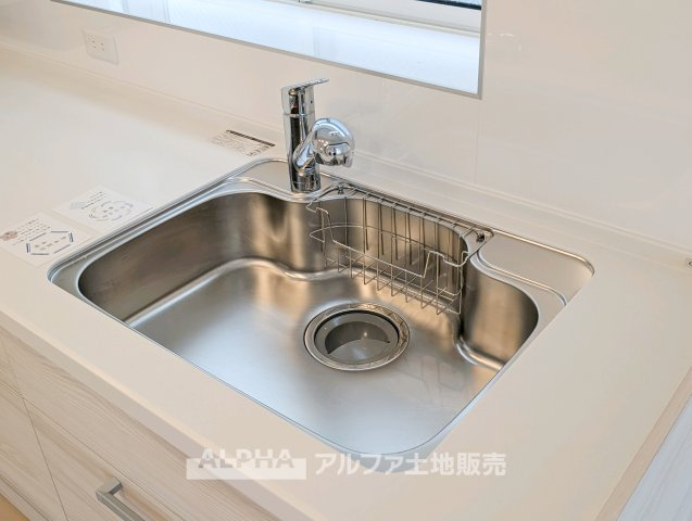 府中市日新町 中古戸建てのキッチン|【Water Purifier】
◆浄水器付きキッチン◆蛇口から手軽に浄水を利用でき、飲み水はもちろん料理にも便利。ガスコンロを備え、毎日の調理をスムーズに進められます。