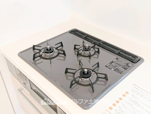 府中市日新町 中古戸建てのキッチン|【Gas Stove】
◆毎日の料理を快適に◆ガスコンロは強火から弱火まで火力調整がしやすく、幅広い料理に活躍。浄水器も備え、使い勝手に配慮されたキッチンです。
