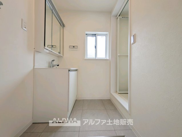 府中市日新町 中古戸建ての独立洗面台|【Wash Basin】
◆身支度をスムーズに◆独立洗面台を備え、洗顔や歯磨き、朝の身支度などに使いやすい空間。洗面用品を整理しながら、毎日すっきりとお使いいただけます。
