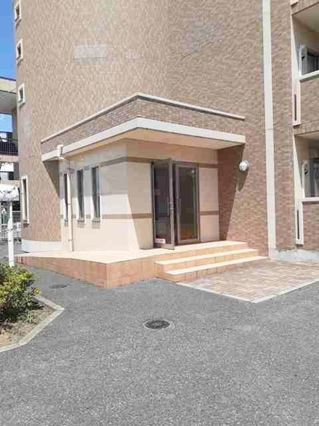エターナル南与野のエントランス