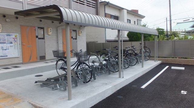 クレイノＳＯＬＵＴＩＯＮＳⅥのその他|学生に必須の自転車置き場も広々としてます。
