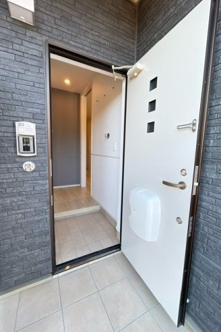 ソレイユ四ッ谷の玄関
