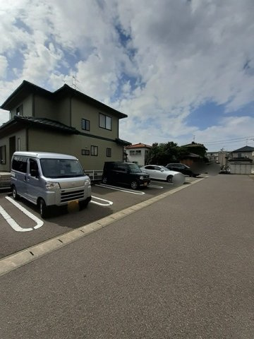 グレースＢの駐車場