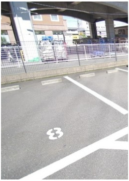メゾン南多摩の駐車場