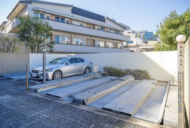 ル・シヤージュ神宮前の駐車場
