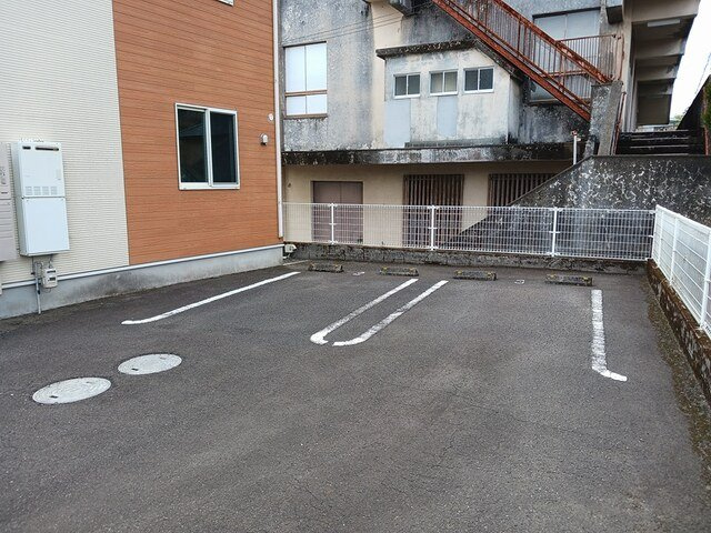ファミールメゾンⅢの駐車場