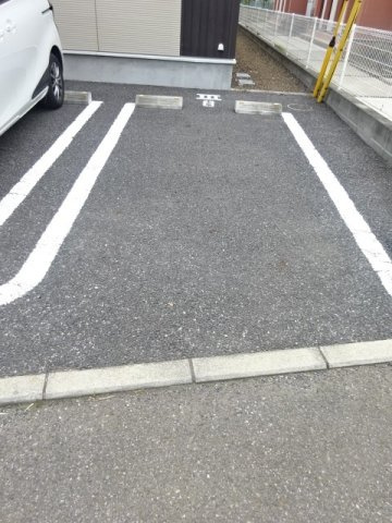 メゾンクレールⅢの駐車場