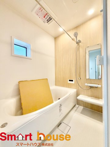 相模原市中央区田名　2棟の浴室|アクセントパネルで落ち着きのある雰囲気を演出したバスルーム♪毎日の疲れを癒やすバスタイムをお楽しみ下さい！浴室換気乾燥暖房機付きで、ジメジメした季節や雨の日には、浴室内干しも可能！
