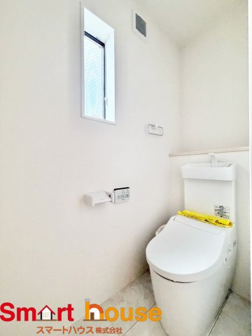 相模原市中央区田名　2棟のトイレ|節水型でエコなトイレには、今では当たり前のウォシュレット付き。便座を温める機能もついていて、居心地良くてトイレから出られなくなるかも！換気用に換気扇はもちろん、窓も着いているので常に快適ですね♪
