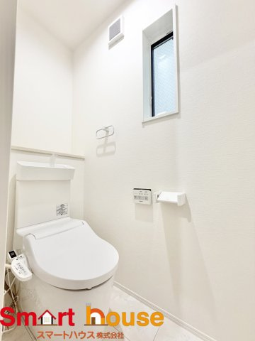 相模原市中央区田名　2棟のトイレ|節水型でエコなトイレには、今では当たり前のウォシュレット付き。便座を温める機能もついていて、居心地良くてトイレから出られなくなるかも！換気用に換気扇はもちろん、窓も着いているので常に快適ですね♪
