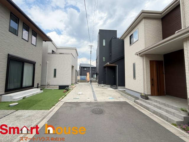 相模原市中央区田名　2棟の前面道路含む現地写真|お住まいの前面道路が広いと駐車が楽になり、陽当たりも遮られないので明るく居心地の良いお家になります♪
