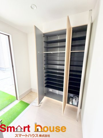 相模原市中央区田名　2棟の玄関|シンプル且つモダンなエントランス＆ホール。ゆとりを感じさせる上質で明るい空間が住む人や訪れる人を心地よく迎え入れてくれます。
