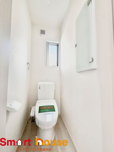 相模原市中央区高根１期1棟のトイレ|節水型でエコなトイレには今では当たり前のウォシュレット付き。換気機能も着いているので常に快適ですね♪