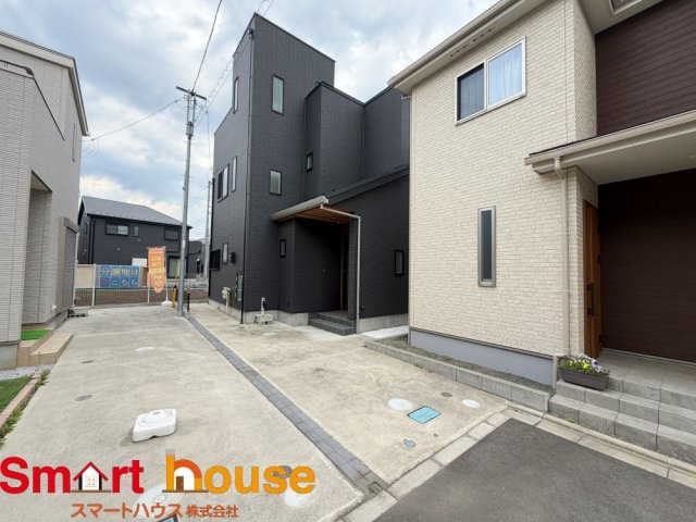 相模原市中央区田名　モデルハウス物件の駐車場|お住まいの前面道路が広いと駐車が楽になり、陽当たりも遮られないので明るく居心地の良いお家になります♪

