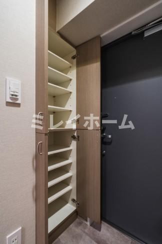 コスモリード池上の玄関|同建物内、別のお部屋の参考写真になります。