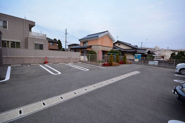 メゾン・ド・クレールの駐車場