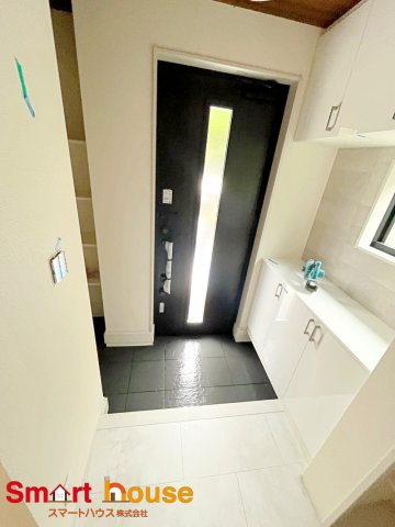 相模原市緑区若葉台　新築1棟の玄関|上品な木目が美しい、家の顔となる玄関です♪シンプルな仕様なのでお花を飾るなど自分好みのレイアウトに！