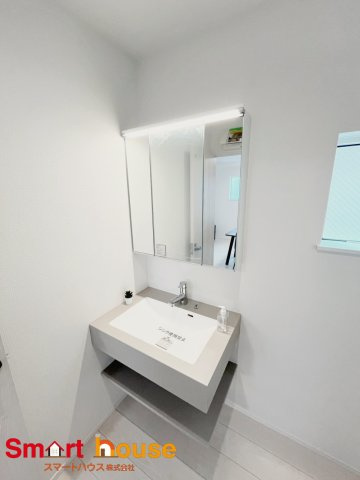 大和市西鶴間7丁目　新築1棟の独立洗面台|明るく清潔感ある洗面室は、使い勝手の良い三面鏡と採光窓が特徴♪通気性も良く家事動線にも配慮しました。