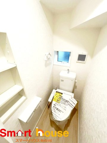 海老名市中野第10のトイレ|節水型でエコなトイレには今では当たり前のウォシュレット付き。換気機能も着いているので常に快適ですね♪
