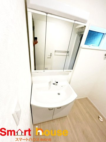 海老名市中野第10の独立洗面台|明るく清潔感ある洗面室は、使い勝手の良い三面鏡と採光窓が特徴♪通気性も良く家事動線にも配慮しました。