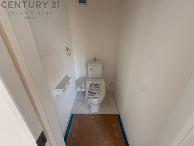 温水洗浄便座付トイレは温水洗浄機能により、暖かい水でおしりを洗浄することができ、冷たい水を使う従来の便座に比べ、温水洗浄機能で暖かいトイレを提供し、快適な使用を可能にします。