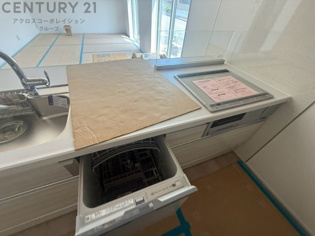 食器洗浄乾燥機は手洗いに比べて時間や労力を節約できます。また、高温のお湯で洗浄されるため、雑菌や細菌を殺菌する効果もあります。さらに、乾燥機能があるため、手で拭く手間も省け衛生的に保管できます。
