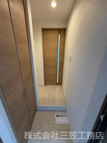 セレニティ下木田B棟の玄関