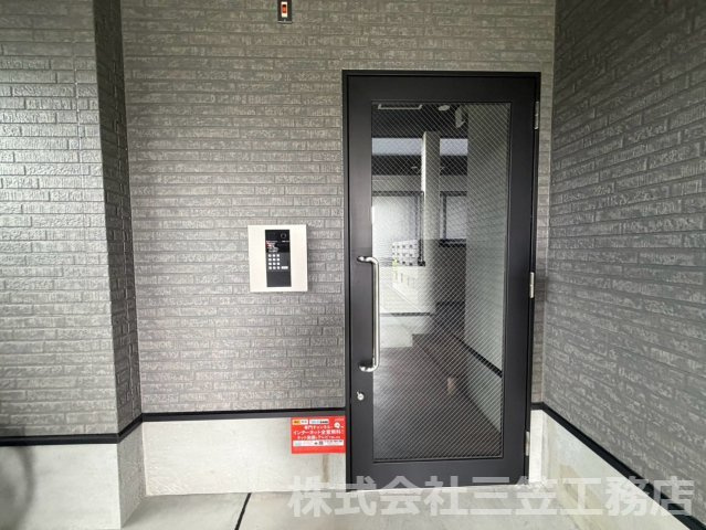 セレニティ下木田B棟のエントランス