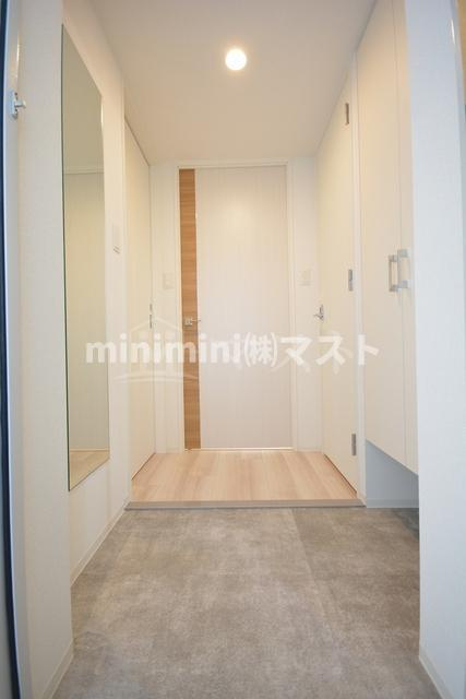 セレニテ日本橋プリエの玄関|※お部屋によりカラーリングが異なります。