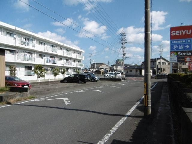 メゾン・オーガストの駐車場