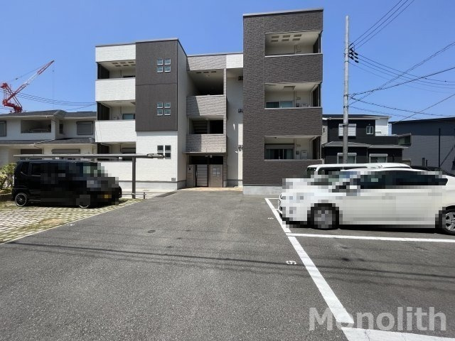 イノベーション鳳の駐車場