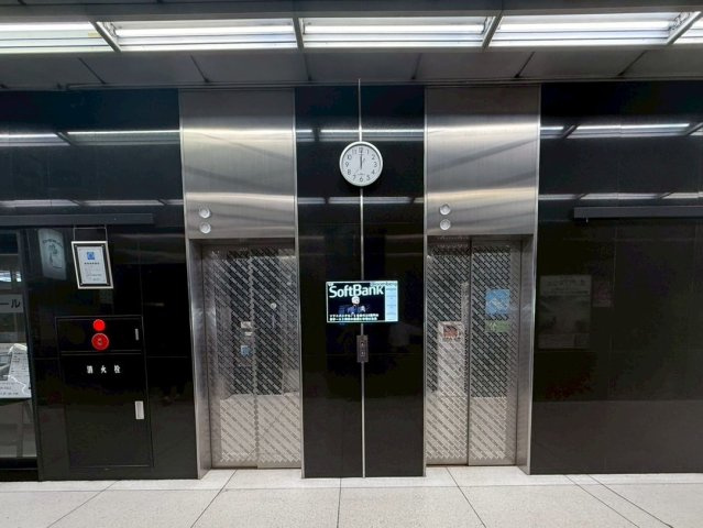虎ノ門実業会館（本館）　8Fのエントランス