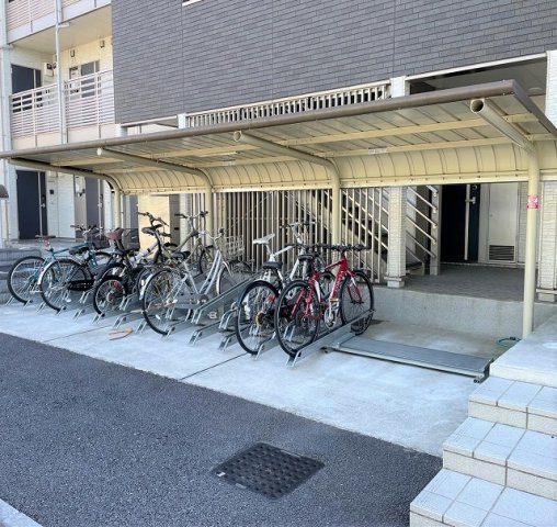 クレイノルナ　ルミエール三郷のその他|屋根付き駐輪場
