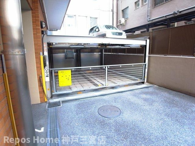 プレサンス神戸三宮の駐車場