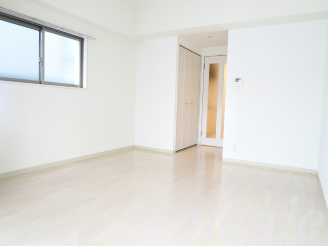 Ｌａ　Ｋｏｎｔｅｓｓａの居間・リビング|２面採光の明るいお部屋です