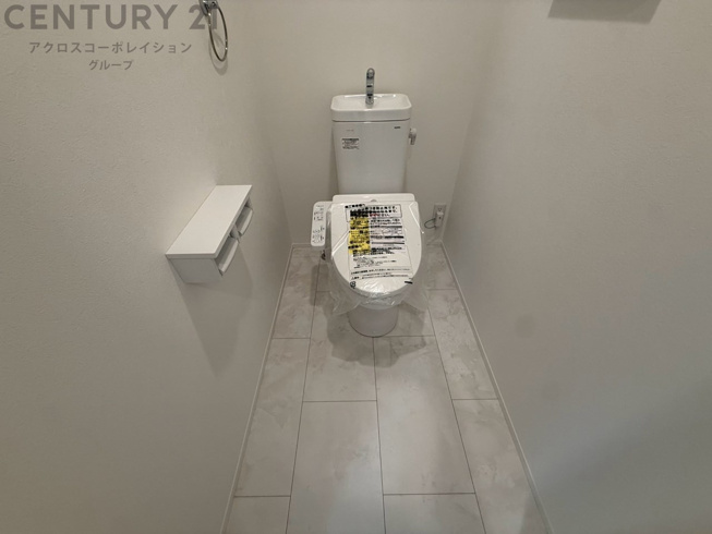 温水洗浄便座付トイレは温水洗浄機能により、暖かい水でおしりを洗浄することができ、冷たい水を使う従来の便座に比べ、温水洗浄機能で暖かいトイレを提供し、快適な使用を可能にします。