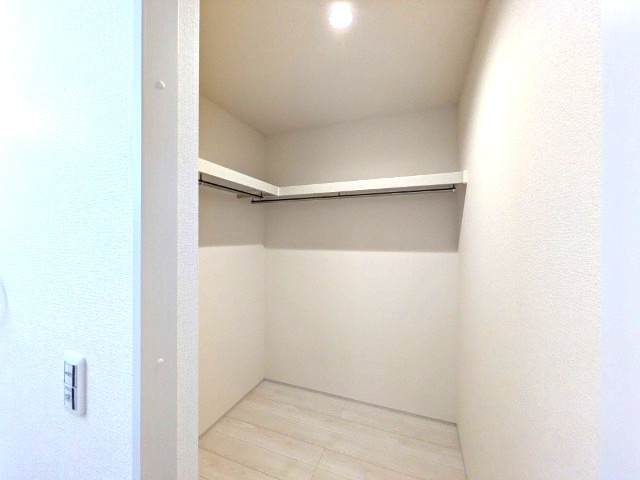 【新築戸建】　いわき市泉滝尻2丁目1期　長期優良住宅　の収納|同社施工写真　ファミリークロークはご家族に合わせて使い方は様々。意外と嵩張る・・・けど捨てたくない！となりがちなお子様のお絵描き、工作、自由研究・・・大切な思い出もたっぷり納められる大型収納にも◎