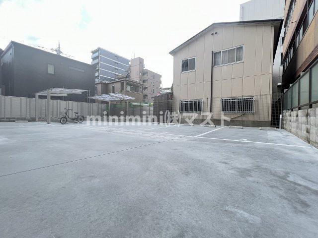 カウニス巽中の駐車場