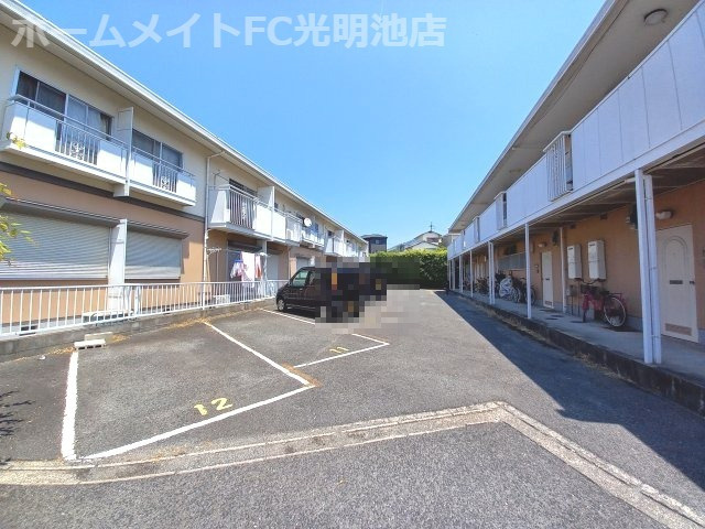 エクセレート府中A棟の駐車場