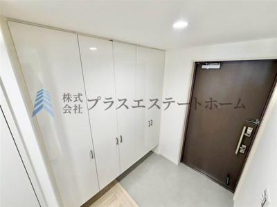 【玄関】 | アスタプラザウェスト | 人を迎え入れる最初の場所だからこそ、清潔感がある空間にしていただけるように大型シューズBOXを設置♪