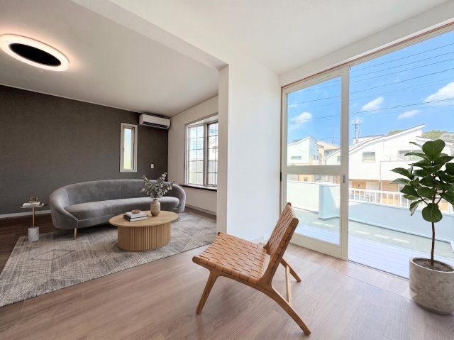 戸塚区秋葉町　中古戸建て　第2の居間・リビング|◆リビングは一日中太陽の光が射し込みます。家族が集まる空間は、自然と笑顔が溢れます！(家具はイメージです)