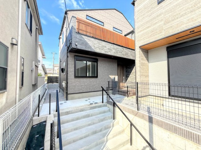 戸塚区名瀬町　新築戸建て　第２の外観|◆一戸建てを中心とした街並みが整然と続き、周辺は高い建物が建っていないので、緑の多い閑静な趣を感じる環境です。街並みや周辺環境も重要なポイントです！！