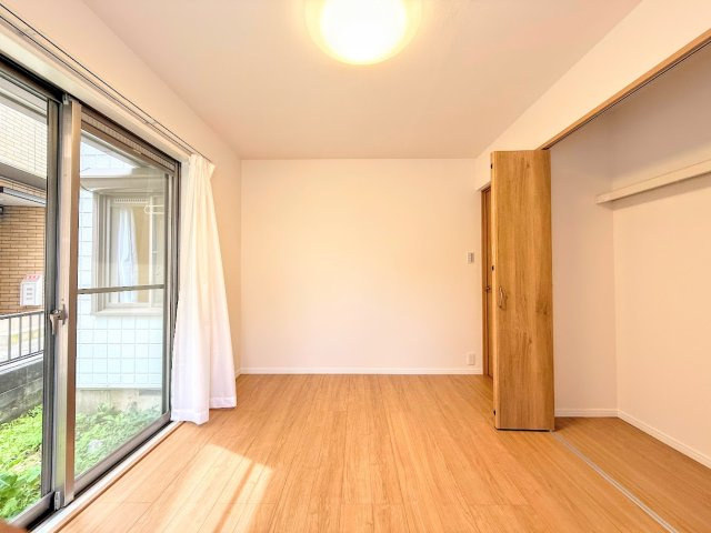 栄区笠間5丁目　中古戸建ての洋室|◆柔らかい陽光が差し込む明るいお部屋を演出する設計。彩光の取れる窓が気持ちの良いお部屋を創り上げます。