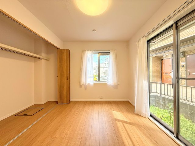 栄区笠間5丁目　中古戸建ての洋室|◆室内はいつも明るい印象なので気持ちの良い朝を迎えられます。各部屋にはクローゼットを完備しており、収納が多いお家はすっきりして快適空間です。