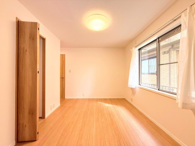 栄区笠間5丁目　中古戸建ての洋室|◆子どものスタディ空間として、あるいは書斎やホビールームとして生活スタイルに合わせて使えるプライベートルーム。居心地のいい落ち着いたインテリアが似合います。