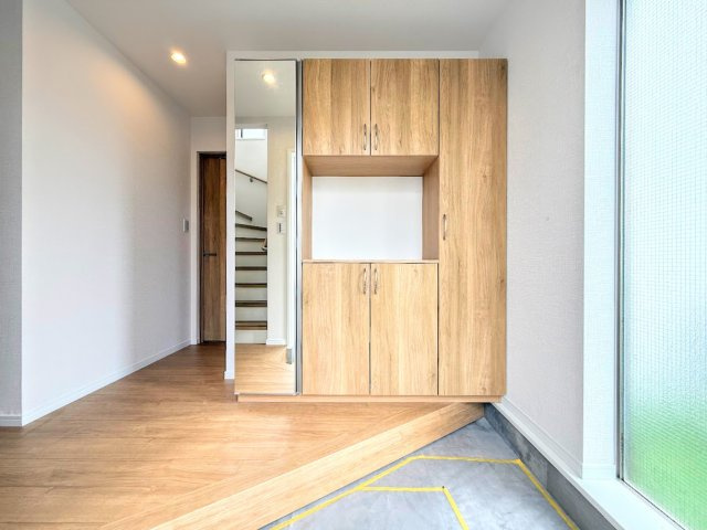 栄区笠間5丁目　中古戸建ての玄関|◆明るい玄関です！散らかりやすい玄関もスッキリする大容量のシューズボックス付き。