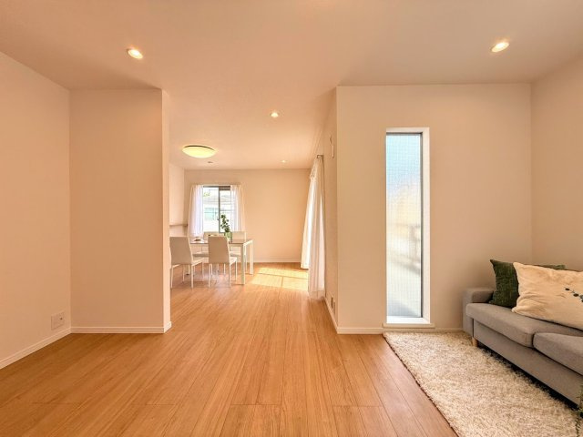 栄区笠間5丁目　中古戸建ての居間・リビング|◆リビングは一日中太陽の光が射し込みます。家族が集まる空間は、自然と笑顔が溢れます！