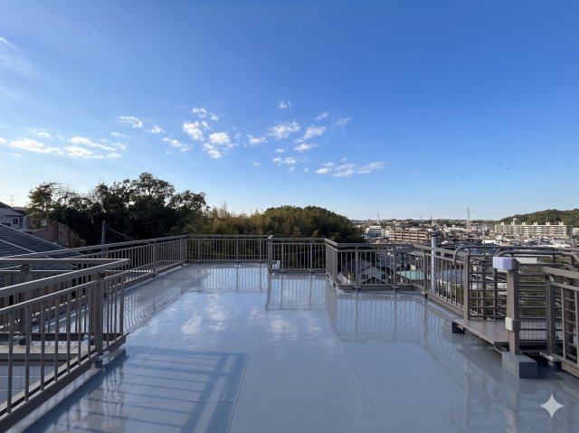 栄区笠間5丁目　中古戸建てのバルコニー|◆一息つくための憩いの場として。お洗濯ものを干す空間として。ガーデニングエリアとして。多様にご利用いただける空間です。